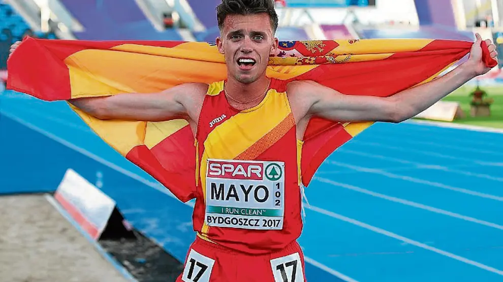 Mayo, con la bandera española, tras conseguir el oro en 10.000 metros el jueves.