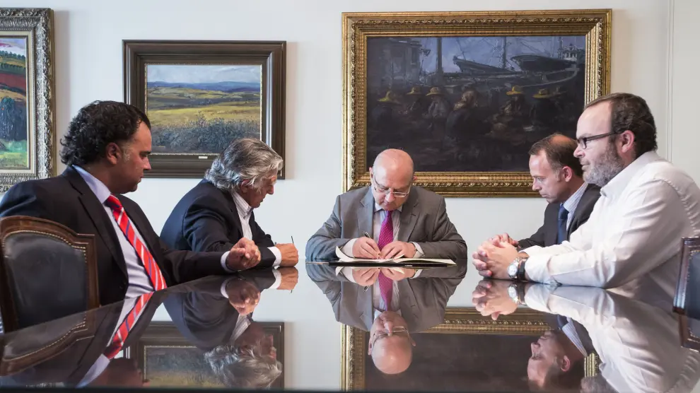 Acto de la firma notarial de la constitución de la Fundación Zaragoza 2032, el 17 de julio de 2014.