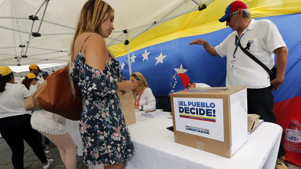 Una venezolana vota en Las Palmas de Gran Canaria.