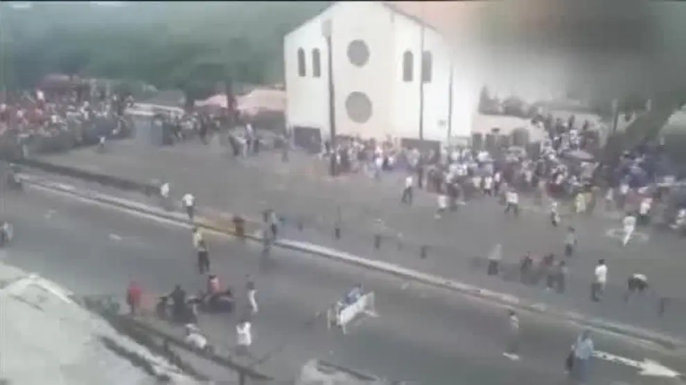 Las impactantes imágenes del ataque frente a un centro de votación en Venezuela