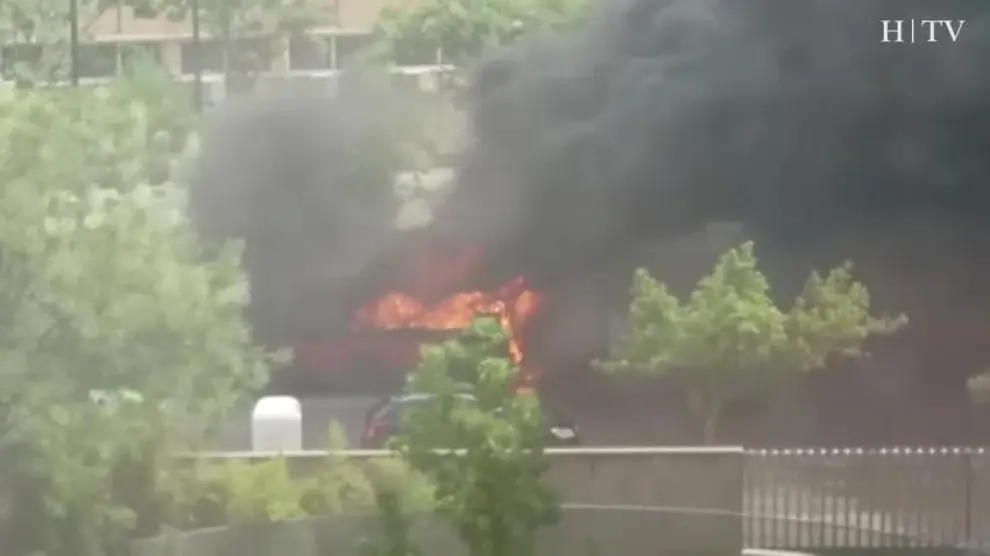 Arde un autobús urbano en la avenida de Sainz de Varanda