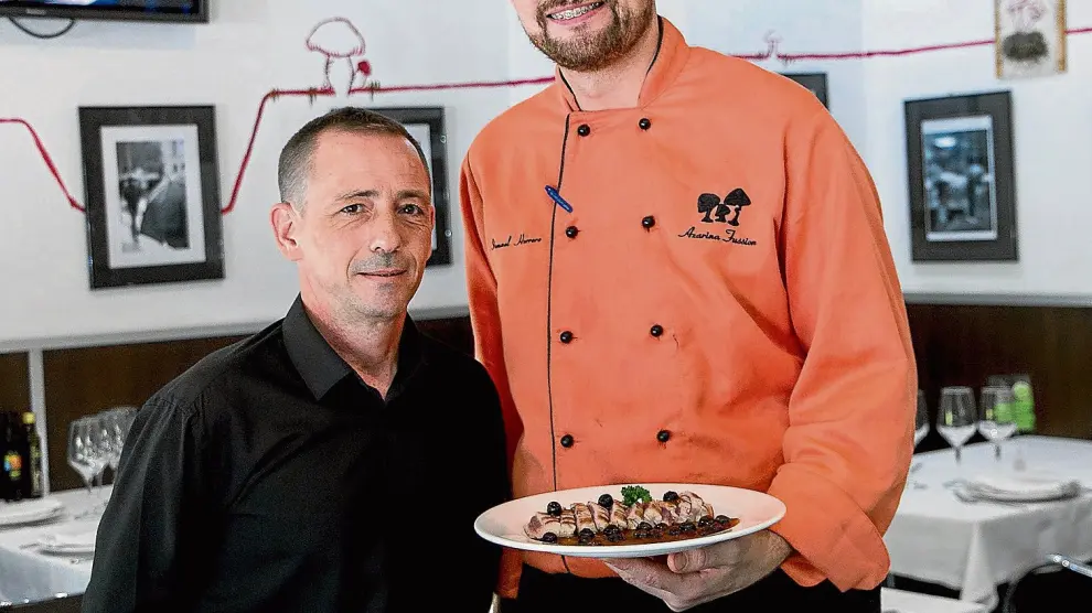 Jacinto Merino, responsable de sala, e Ismael Herrero, chef del restaurante Azarina Fussion, con un plato que lleva arándanos.