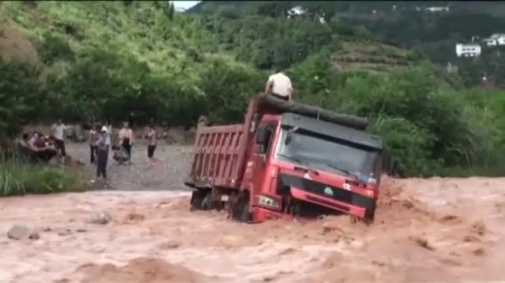 Angustioso rescate de un camión en China