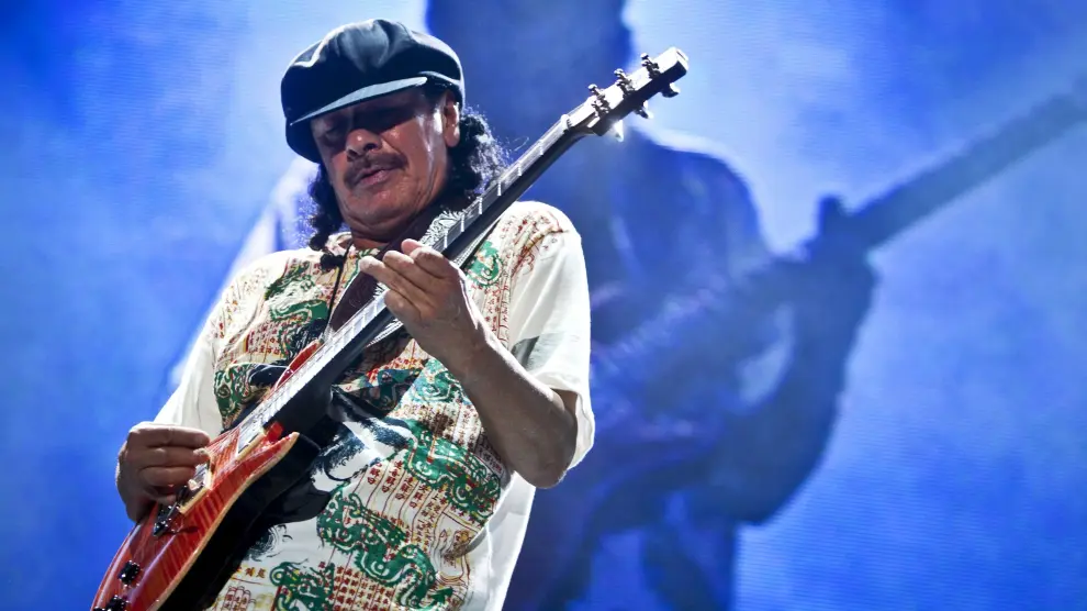 Carlos Santana, en plena actuación.
