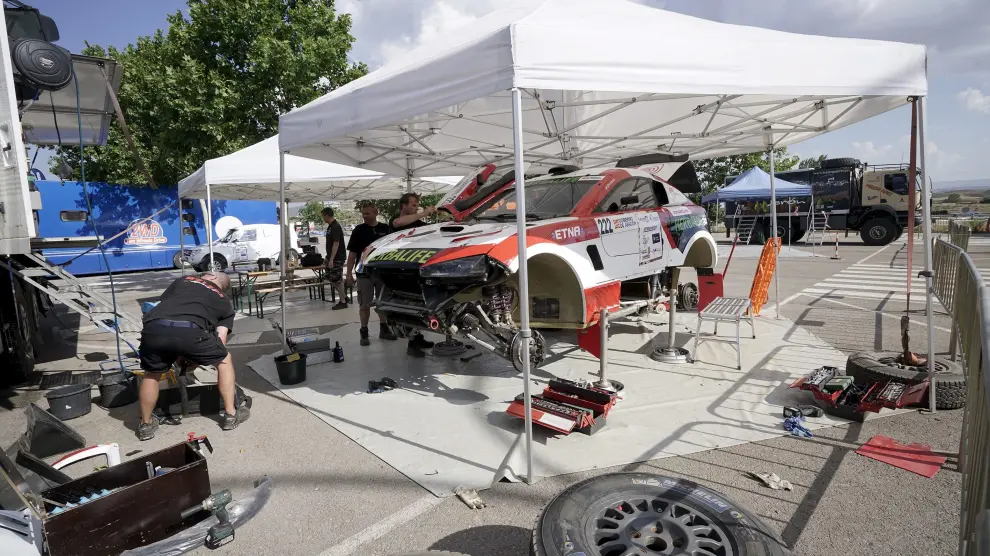 Los equipos de competición preparan los vehículos para el inicio de la carrera.