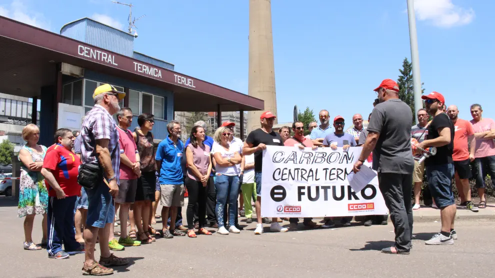 El sindicato CC. OO. convocó ayer una concentración a las puertas de la central de Andorra.