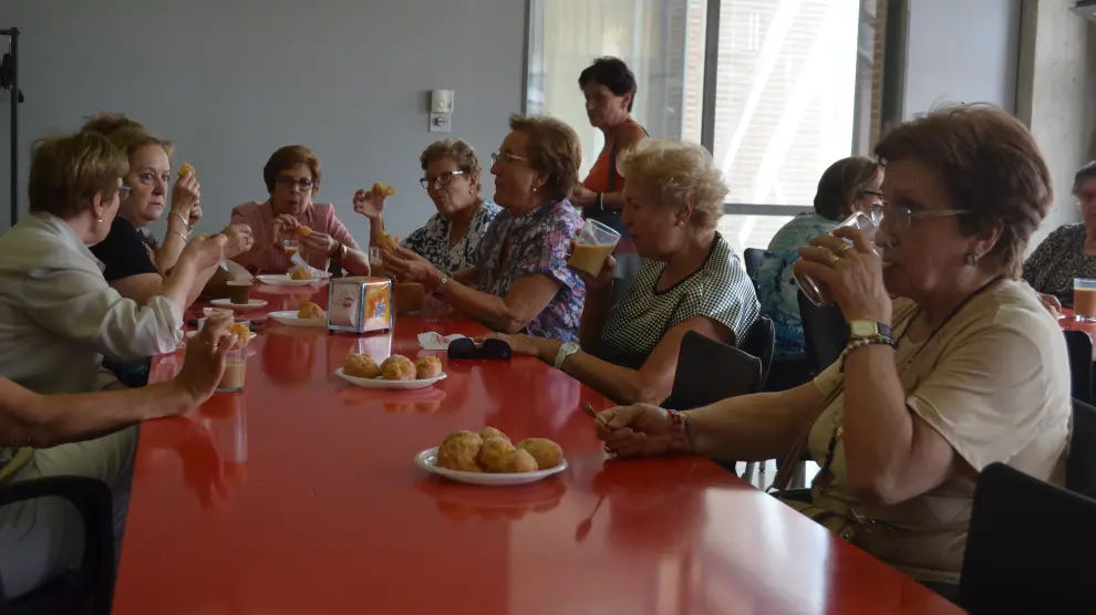 El taller de buñuelos contó con una veintena de mujeres.