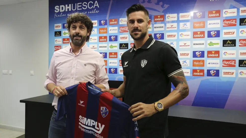 Luso Delgado posa con la camiseta del Huesca junto a Emilio Vega.