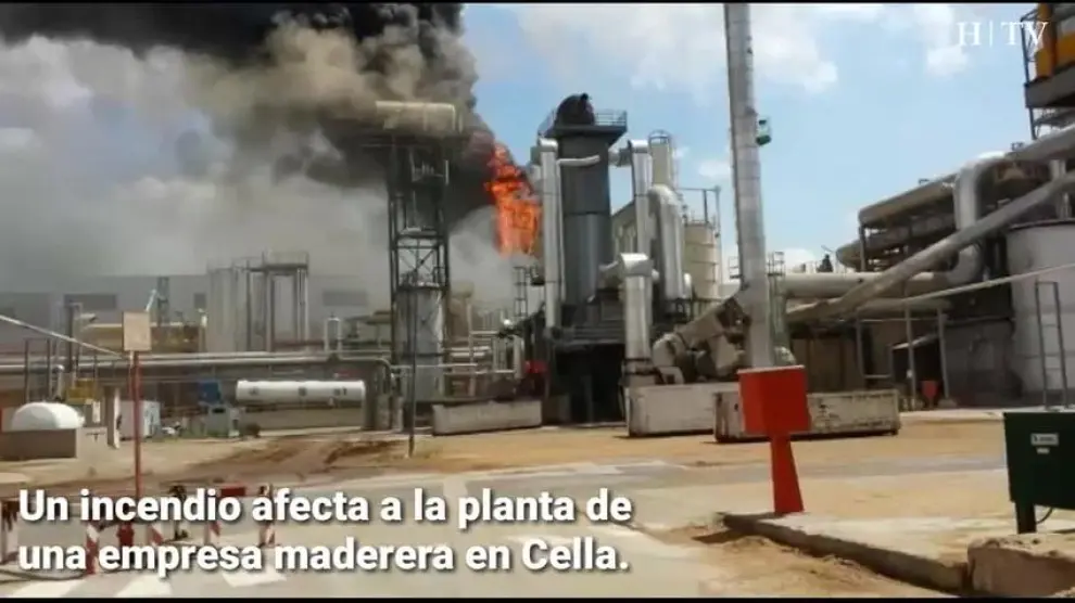 Un incendio afecta a la planta de la empresa maderera Utisa, en Cella