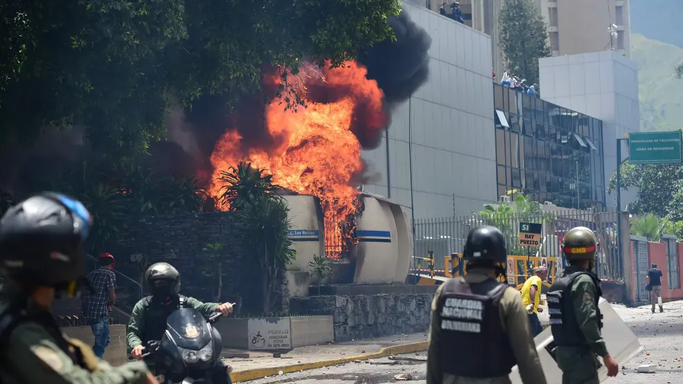 Dos muertos y casi 200 detenidos en la huelga general contra Maduro