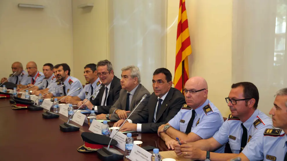 El conseller de Interior, Joaquim Forn (6d), el secretario general de la conselleria de Interior, César Puig (5d) y el director de los Mossos d'Esquadra, Pere Soler (4d), junto a mandos de los Mossos d¿Esquadra, durante la primera reunión mantenida esta tarde en Barcelona con la cúpula de la policía catalana.