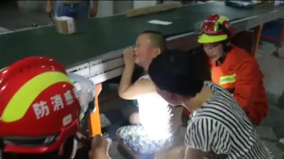 Un niño chino queda atrapado en una cinta transportadora