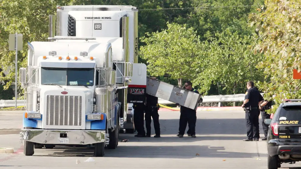 Los forenses examinan el camión donde fueron hallados ocho cuerpos sin vida.