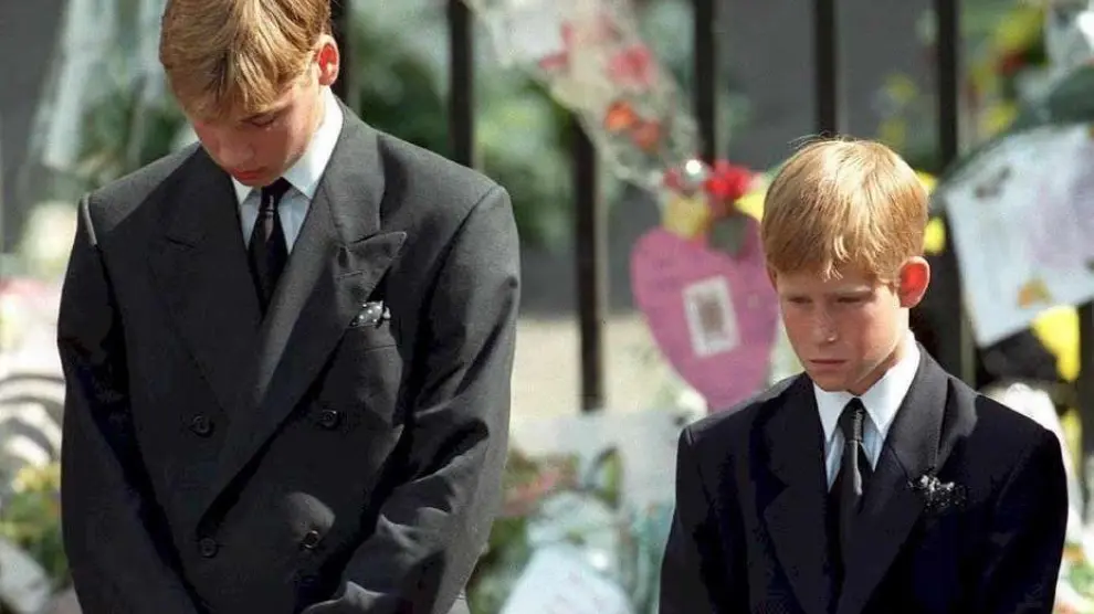 William y Harry caminan detrás del ataúd de su madre, durante los funerales de Lady Di, en Londres en 1997.