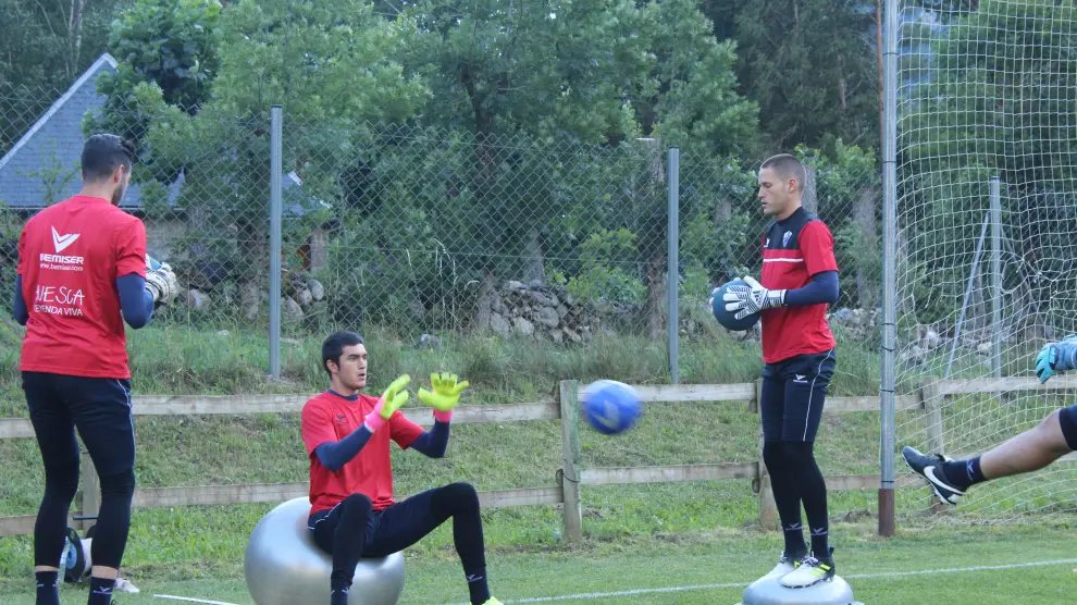 Ander Bardají (sentado en la pelota) y Álex Remiro (de pie), a la derecha.