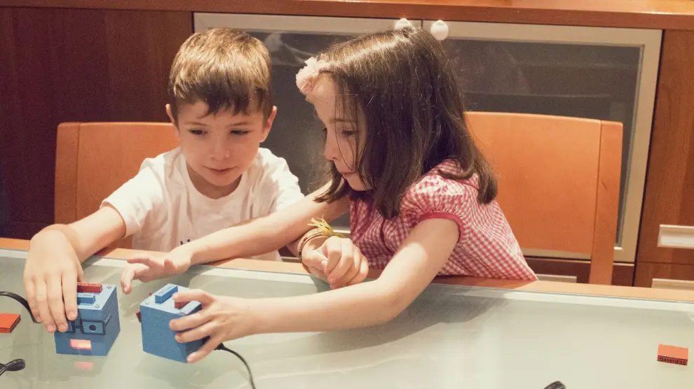 Dos niños juegan con propotipos de 'The Ifs', pequeños robots que esperan llegar a las jugueterías en 2018.