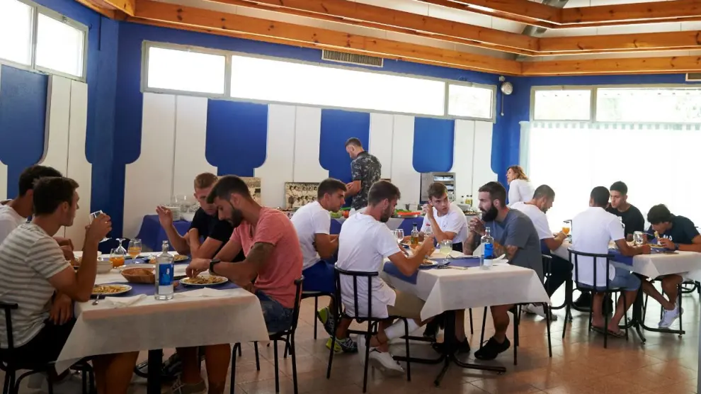 La plantilla del Real Zaragoza, este lunes en su comedor privado de la Ciudad Deportiva, en la primera comida todos juntos de la temporada, pauta que va a seguirse todos los días de entrenamiento a instancias de Natxo González, el nuevo técnico.