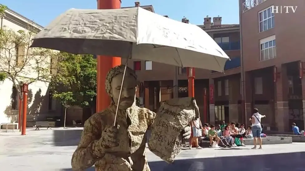 Estatuas vivientes con sombrilla para alertar sobre los peligros del sol