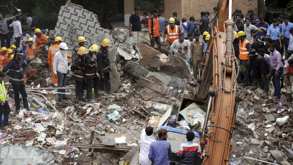 El derrumbe de un edificio en Bombay deja ocho muertos y decenas de personas atrapadas.