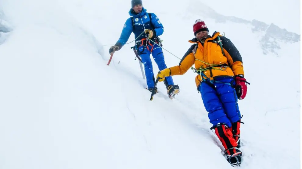 Imagen del rescate de un montañero italiano en el G-II