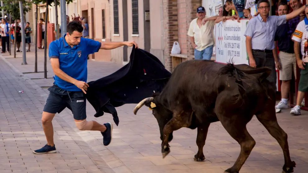 Daniel Fernández, concejal de Ciudadanos en el municipio y recortador, en una de sus maniobras frente a una vaquilla.
