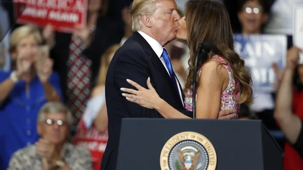 Beso de Melania Trump y su marido, el presidente de EE. UU.