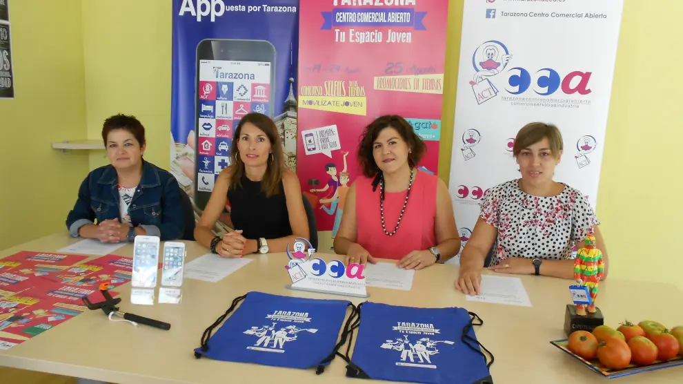 De izquierda a derecha: Ana Tarazona, gerente de ACT; Natalia García, de Cámara de Comercio; Lourdes Sánchez, presidenta de ACT; y Ana Calvo, concejal de Comercio del Ayuntamiento de Tarazona.