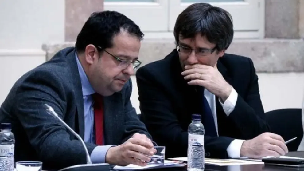 El coordinador del Pacto Nacional por el Referéndum, Joan Ignasi Elena, junto a Puigdemont.
