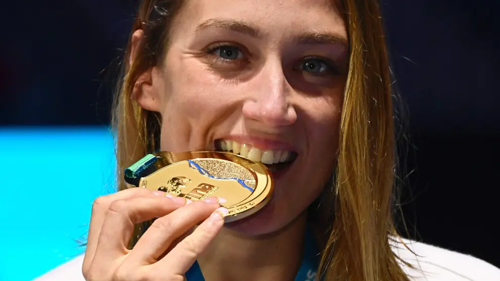 Mireia Belmonte, posando con la medalla de oro