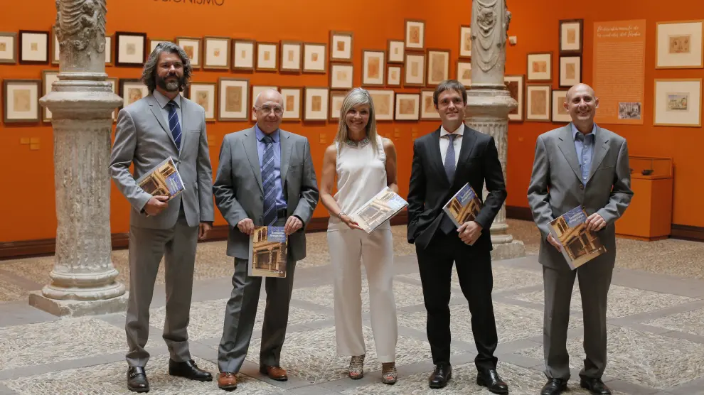 Santiago Martínez, Miguel García, Susana González, Antonio Martínez y Víctor Montuenga, en la presentación del número 62 de la revista 'Economía Aragonesa'.