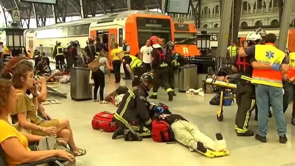 54 heridos al chocar un tren de cercanías en Barcelona