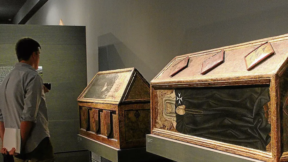 Dos de las tres cajas sepulcrales de madera de las prioras de Sijena expuestas en Lérida.