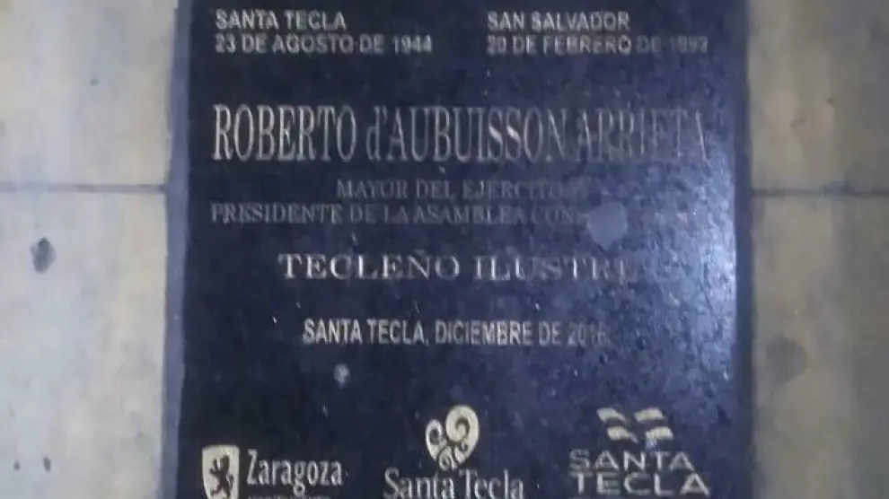 La placa con el nombre de Roberto d'Aubuisson y el escudo del Ayuntamiento de Zaragoza.