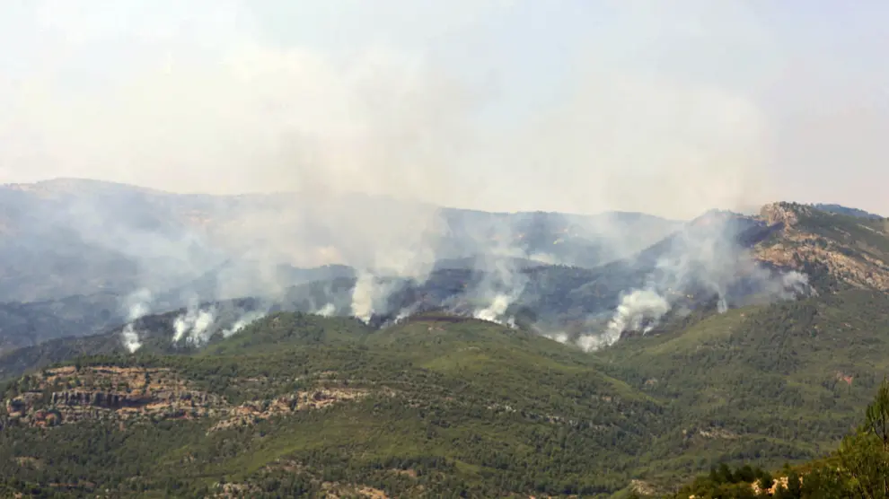 El perímetro del incendio, según estimaciones, afecta a una superficie superior a 2.000 hectáreas.