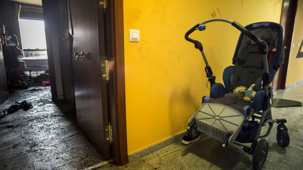 La silla que utilizaba Andrei permanecía el domingo junto a la puerta de su vivienda siniestrada.