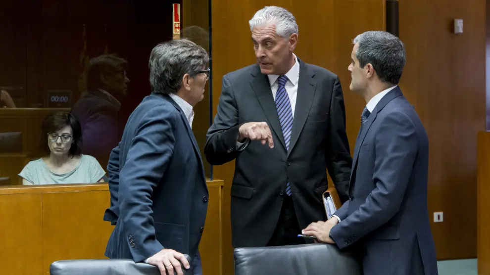 Antonio Suárez (PP), entre Arturo Aliaga (PAR) y Javier Martínez (C's), ayer en la comisión de Hacienda.