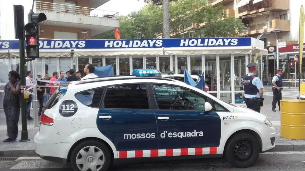 Al lugar de los hechos se han desplazado varias dotaciones de los Mossos d'Esquadra y dos ambulancias del SEM.