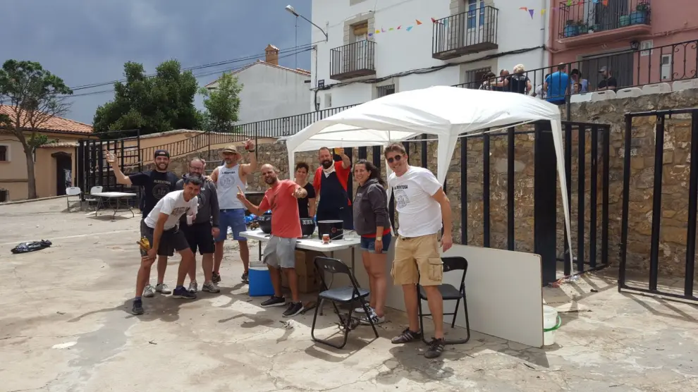 Un grupo de vecinos de Albentosa, preparado para cocinar las paellas.