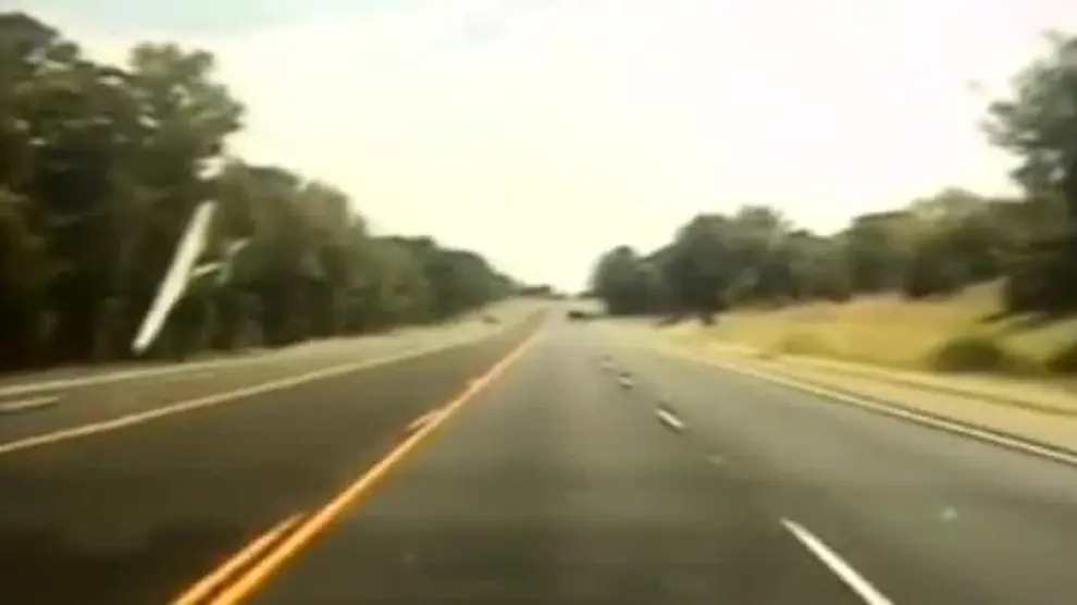 Una avioneta se estrella en una carretera de Texas