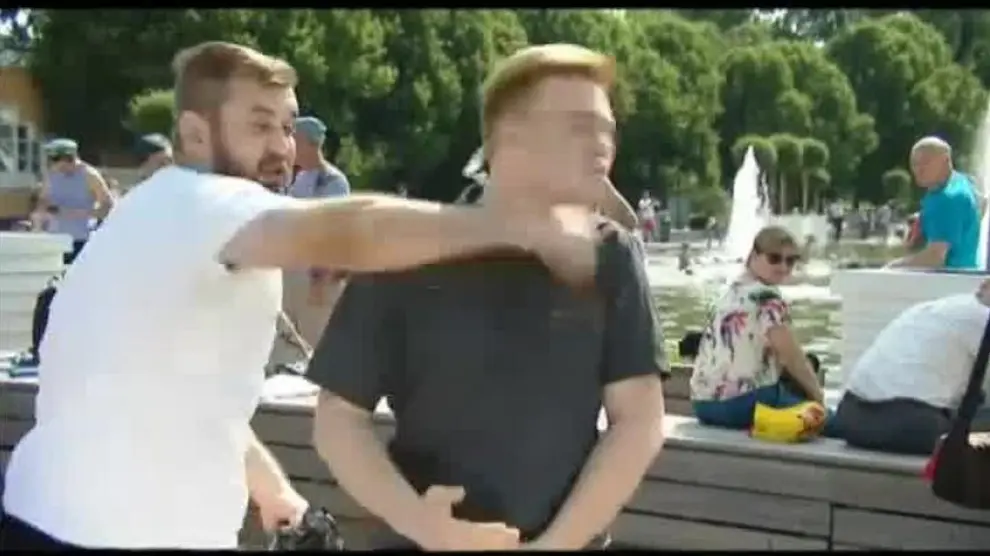 Un periodista ruso es agredido en directo por un hooligan borracho