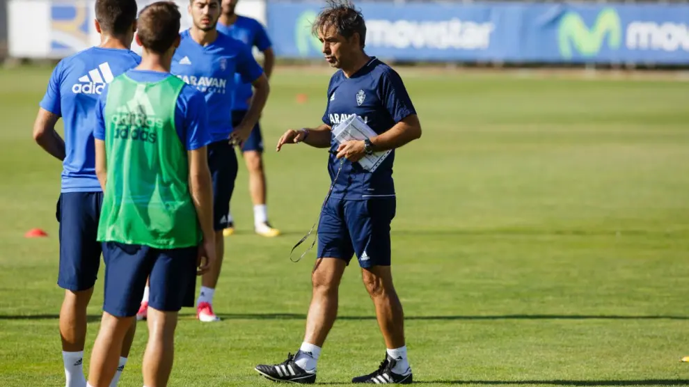 Natxo González da instrucciones a los futbolistas del Real Zaragoza en el entrenamiento de este jueves.