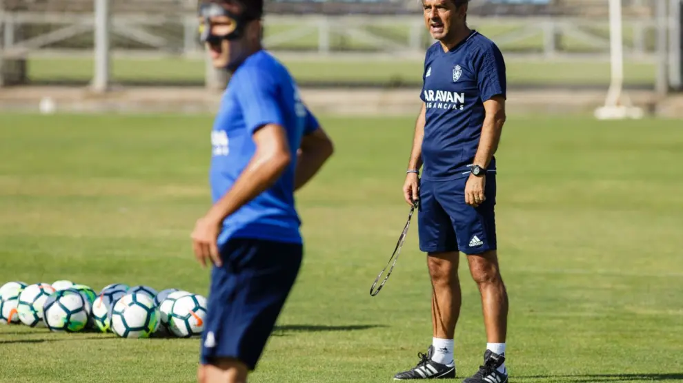 Natxo González, con Zapater en primer plano, durante el entrenamiento de este jueves en la Ciudad Deportiva del Real Zaragoza.