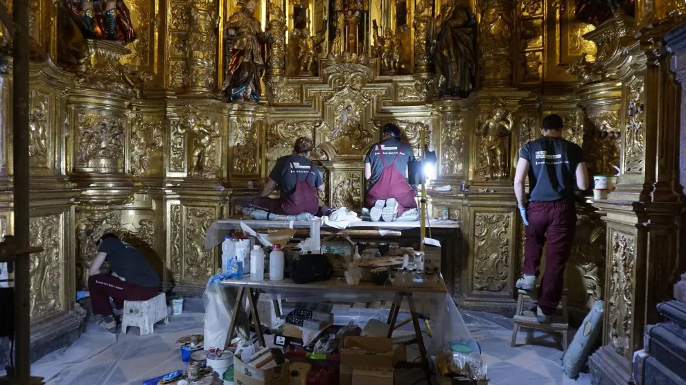 Los técnicos ultiman las labores en el retablo de la capilla del Pilar.