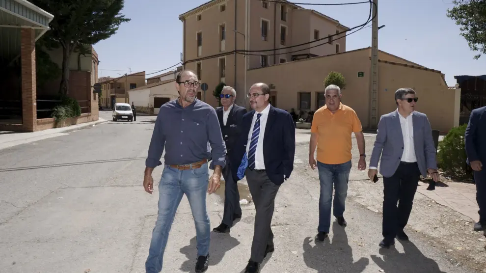 De izquierda a derecha, Federico Serrano, Javier Lambán, Antonio Arrufat y Vicente Guillén, durante la visita a Villarquemado.