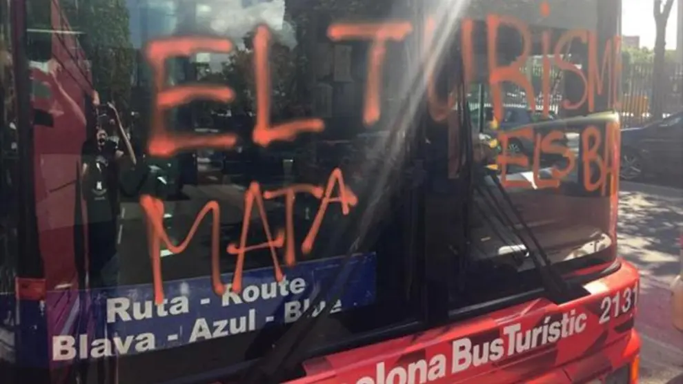 Pintadas en un autobús contra el turismo