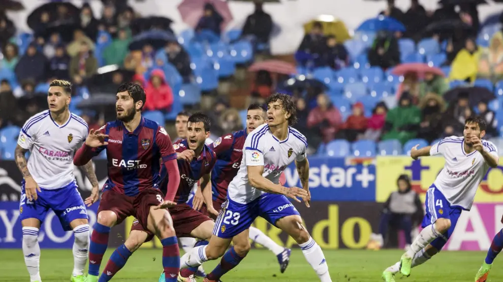 Imagen del último enfrentamiento entre el Real Zaragoza y el Levante, el 11 de febrero pasado, en la liga de Segunda en La Romareda. Ganaron los valencianos por 0-1.
