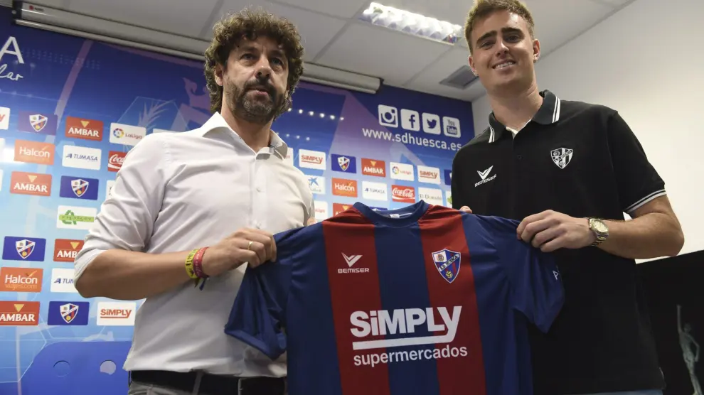 Emilio Vega (izquierda) y Ezequiel Rescaldani en su presentación como nuevo jugador de la SD Huesca.