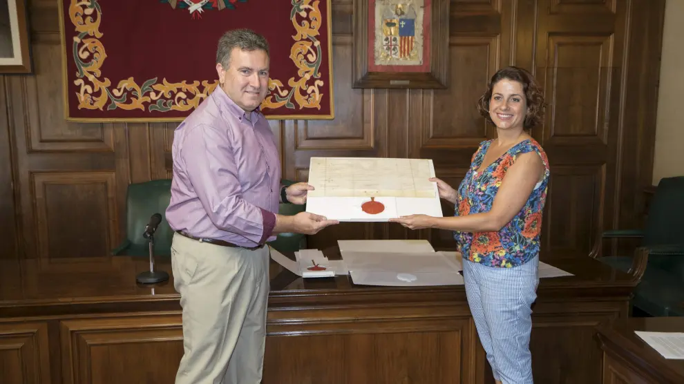El concejal de Patrimonio Cultural, José Luis Torán, y la alcaldesa, Emma Buj, con los sellos.