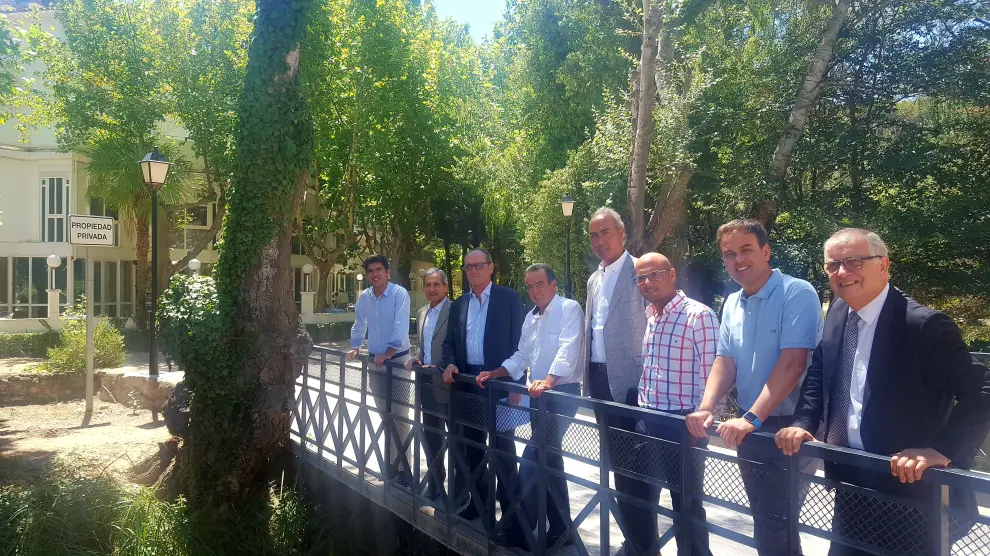 Sánchez Quero con los representantes de los seis balnearios zaragozanos.