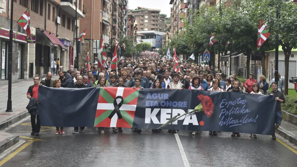 Miles de personas homenajean al preso de ETA fallecido en la cárcel